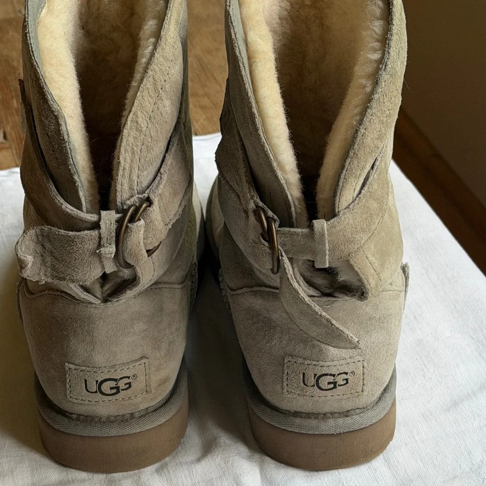 UGG Short Suede Shearling Boots in Light Grey Women’s 7